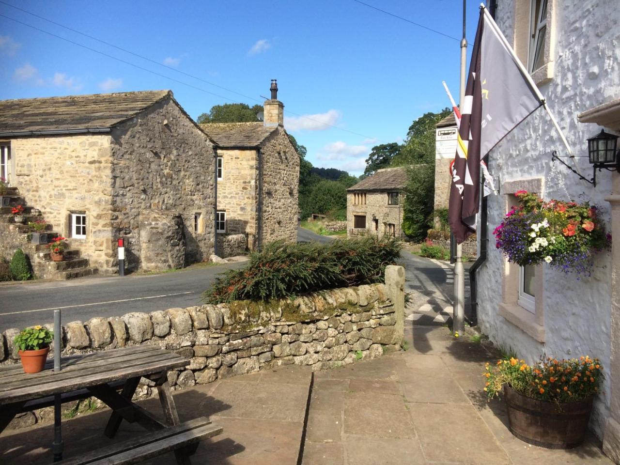 Fox And Hounds Starbotton Hotel Exterior photo